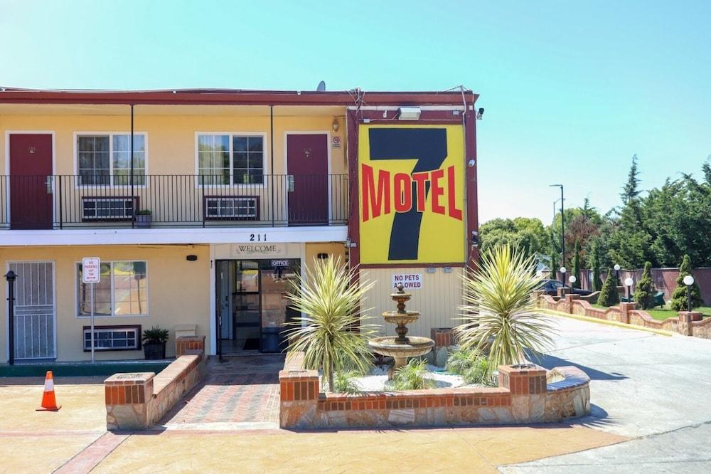 Motel 7 photo 12