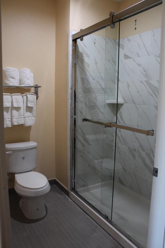 Express Inn & Suites - Bush Airport photo 18