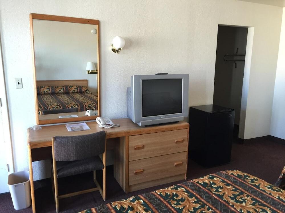 E-Z 8 Motel Phoenix Airporter photo 16