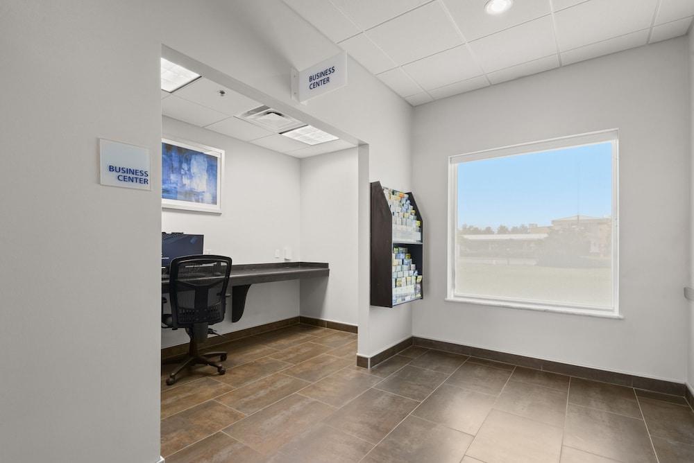 Holiday Inn Express & Suites Gonzales by IHG photo 20