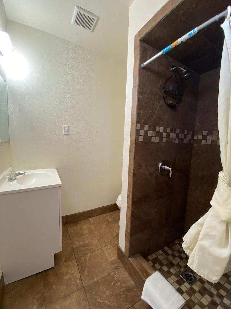 Economy Inn photo 24