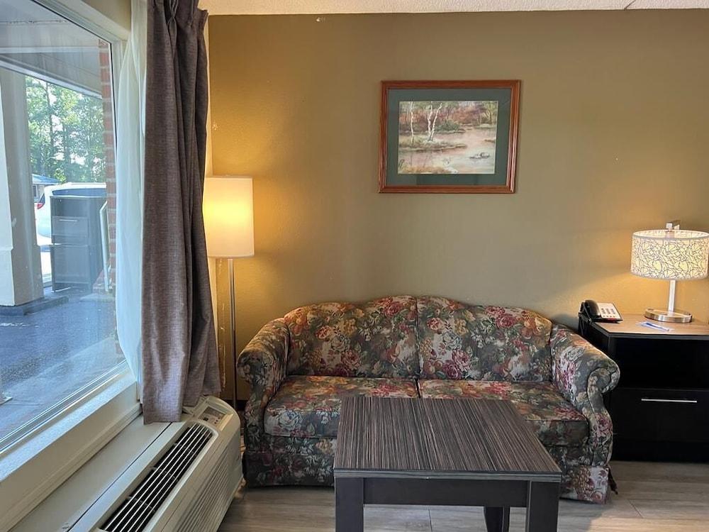 Rodeway Inn Walterboro I-95 photo 12