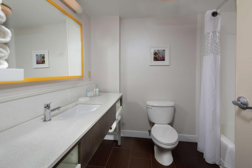 Hampton Inn & Suites Clinton - I-26 photo 25
