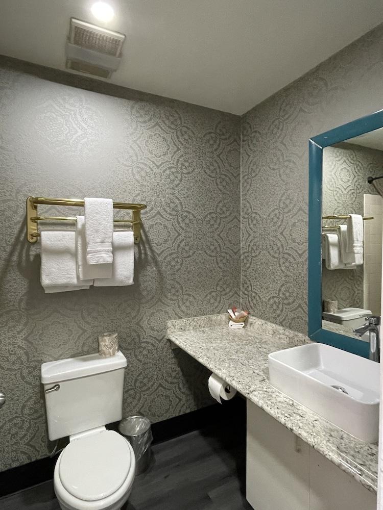 Crown Motel photo 44