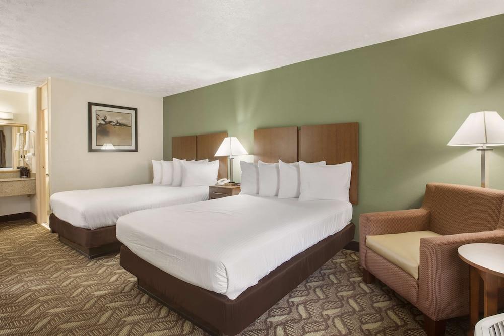 Clarion Pointe Morrow - Atlanta South photo 10