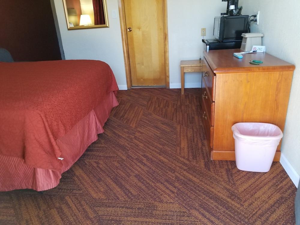 Frontier Motel photo 30