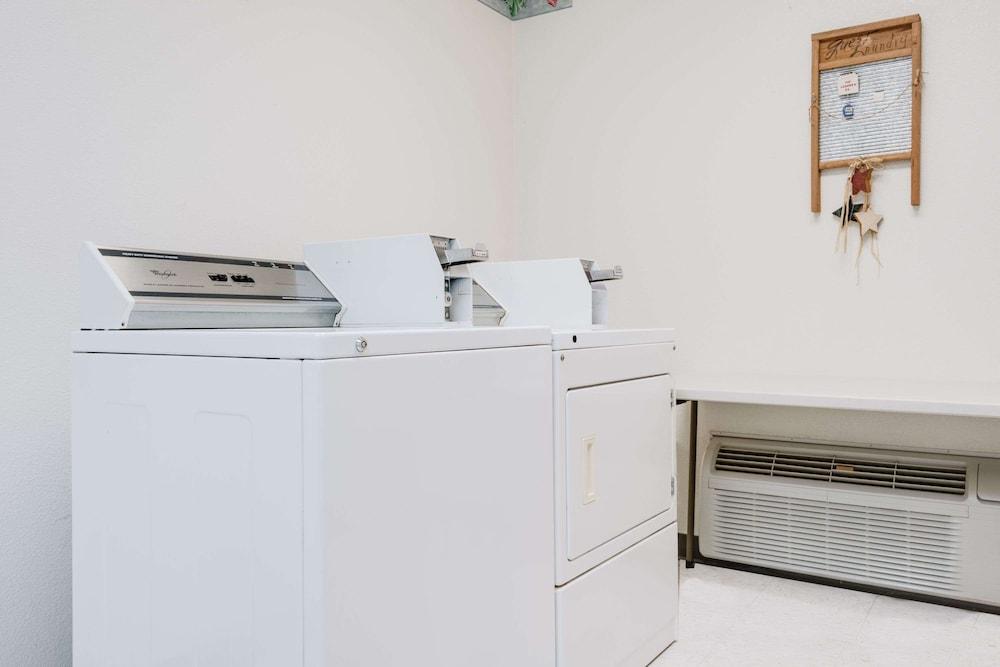 Super 8 by Wyndham Monett photo 13