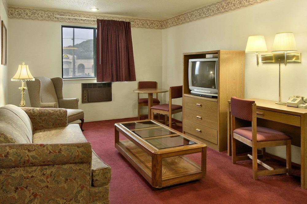 Super 8 by Wyndham Butler photo 3