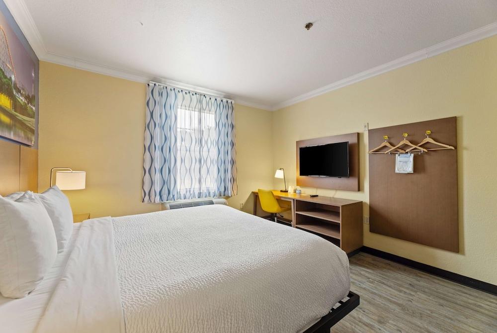 Days Inn & Suites by Wyndham Euless DFW Airport South photo 61
