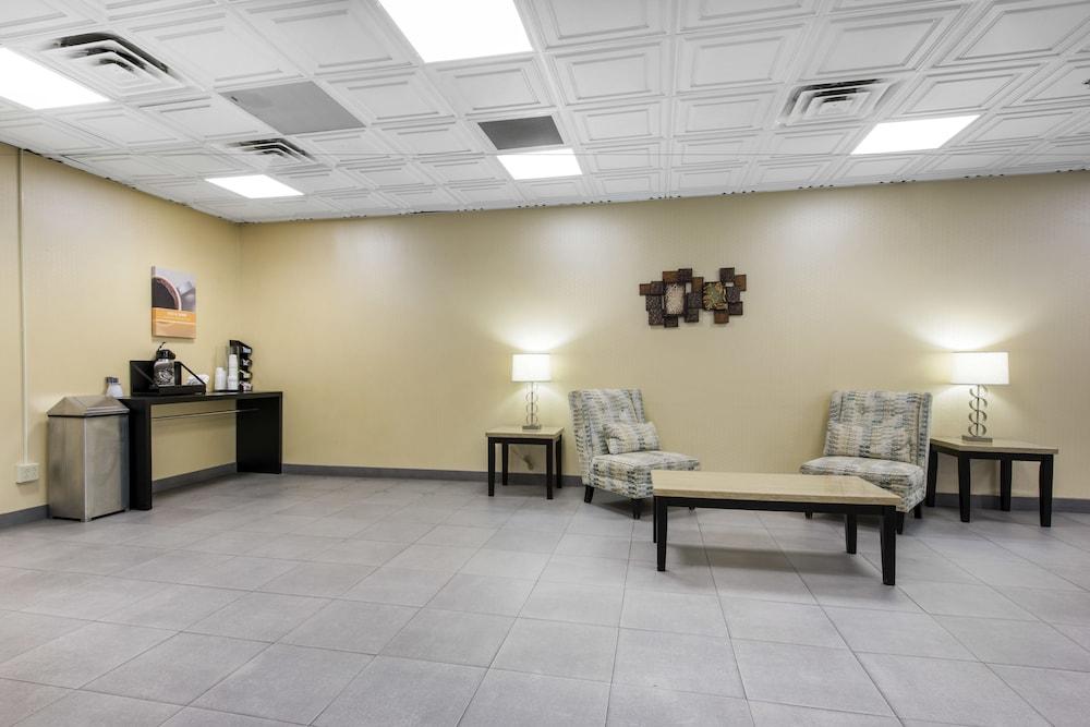 Quality Inn & Suites Charleston - Civic Center photo 37