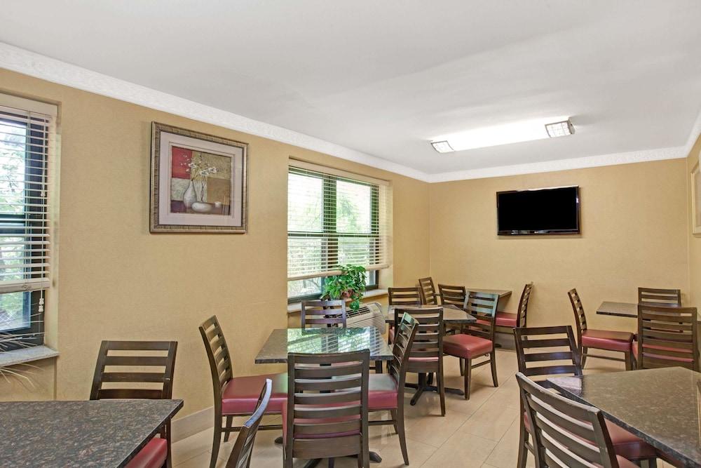 Days Inn by Wyndham Brooklyn photo 32
