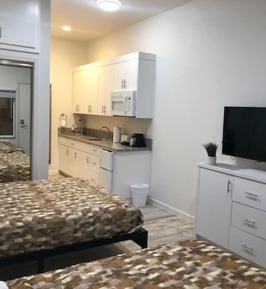 Villa Alamari Inn And Suites photo 9