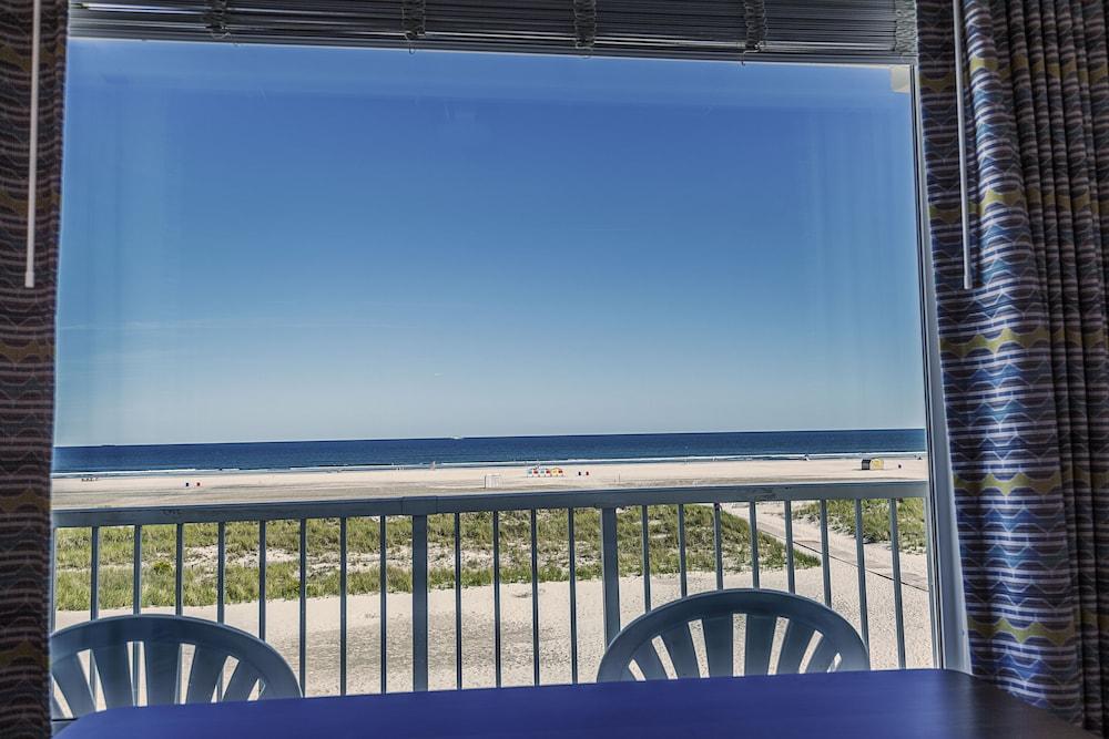 Paradise Oceanfront Resort photo 30