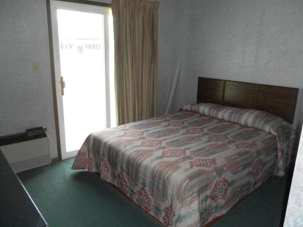 Tidewater Motel photo 25