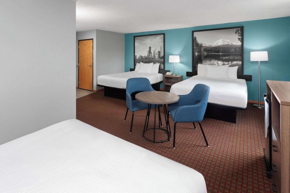 Super 8 by Wyndham McHenry/Fox Lake Area photo 15