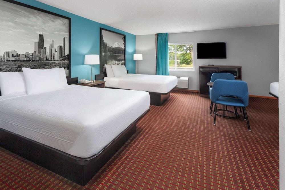 Super 8 by Wyndham McHenry/Fox Lake Area photo 17