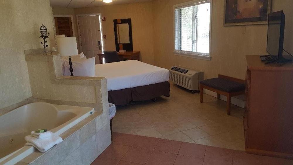 Cedar Park Whirlpool Suites photo 14