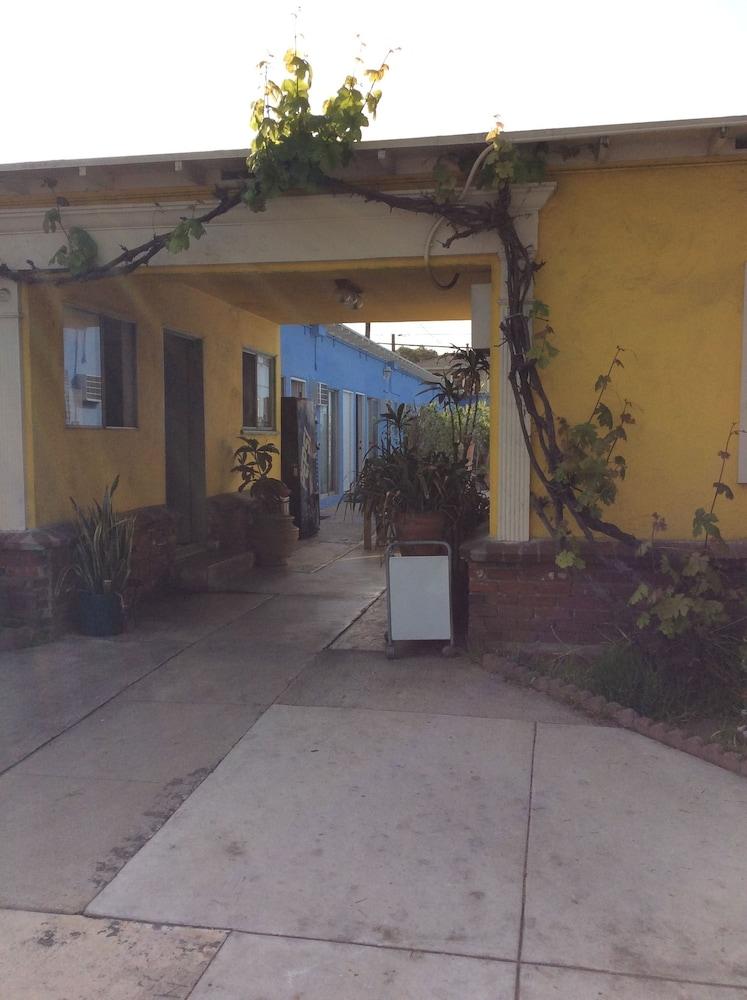 Pavilions Motel photo 30