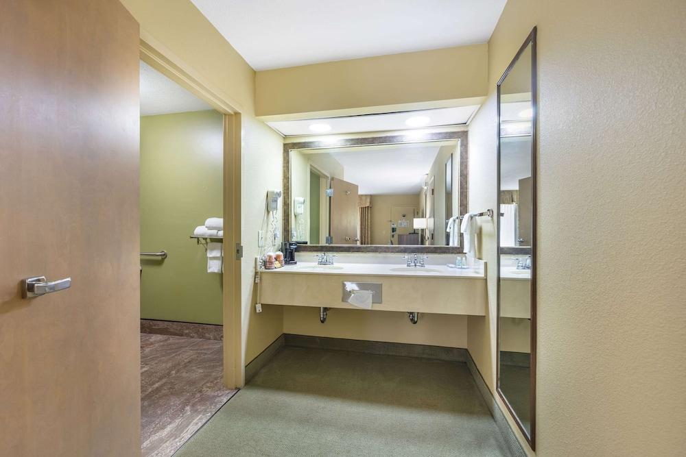 Quality Inn Paris photo 24