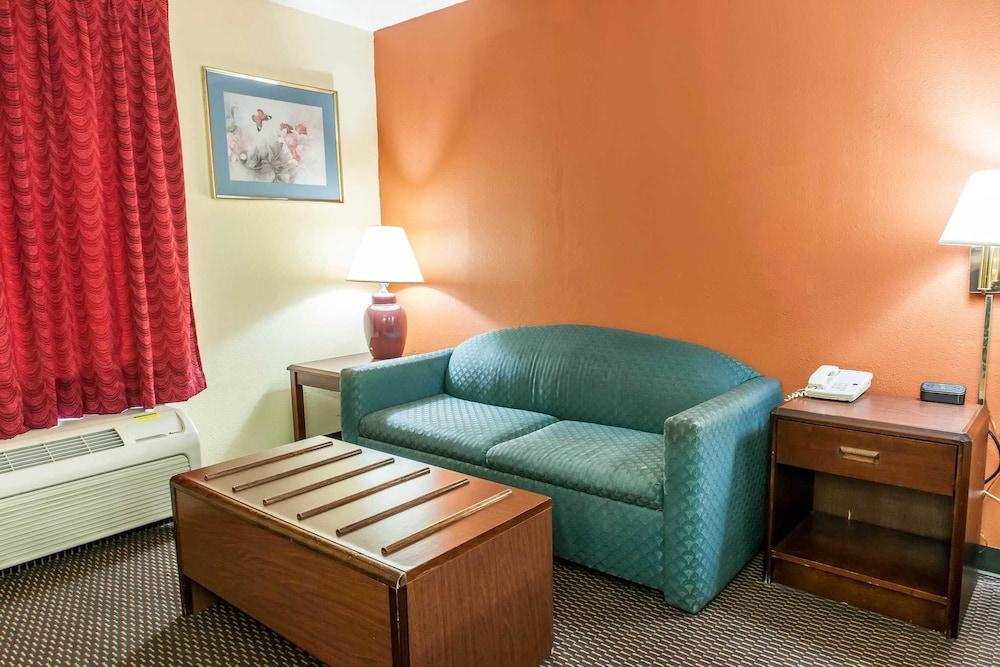 Econo Lodge Seymour photo 15