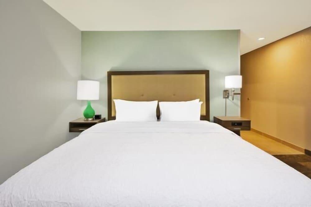 Hampton Inn by Hilton Detroit Dearborn photo 30