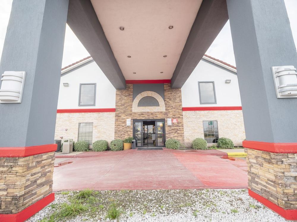 Baymont by Wyndham Houston North photo 1