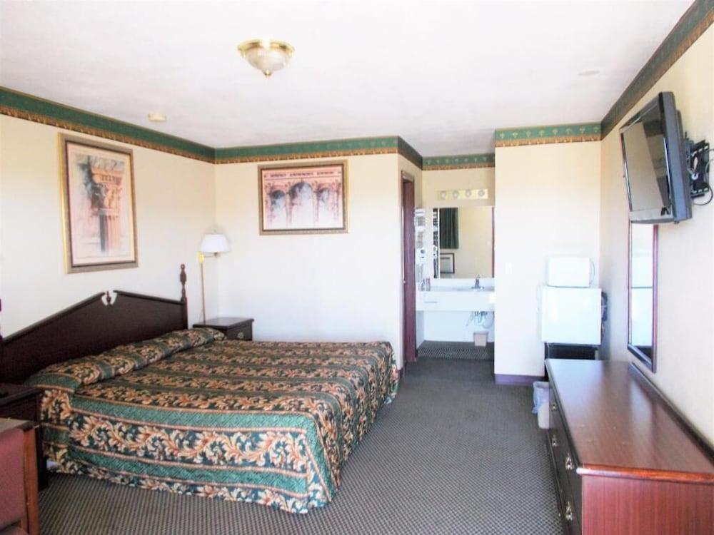 Economy Inn photo 2
