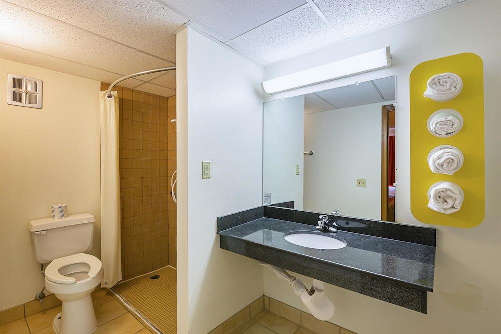 Rodeway Inn Dubuque photo 36