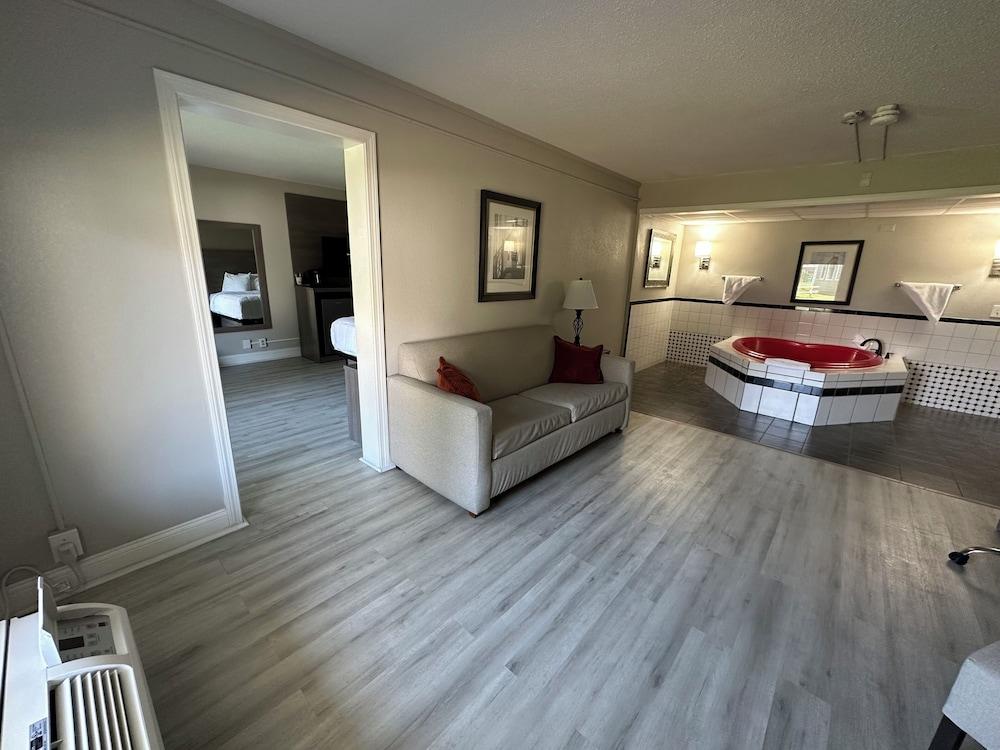 Whaler Inn and Suites photo 3