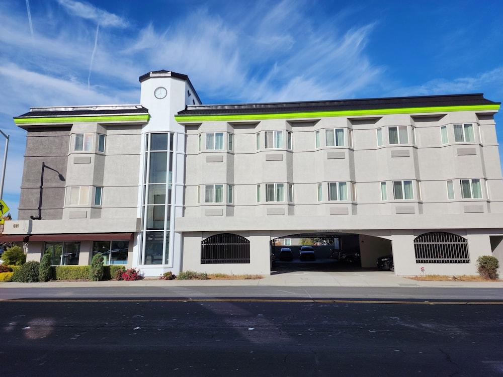 The Atrium Hotel photo 3