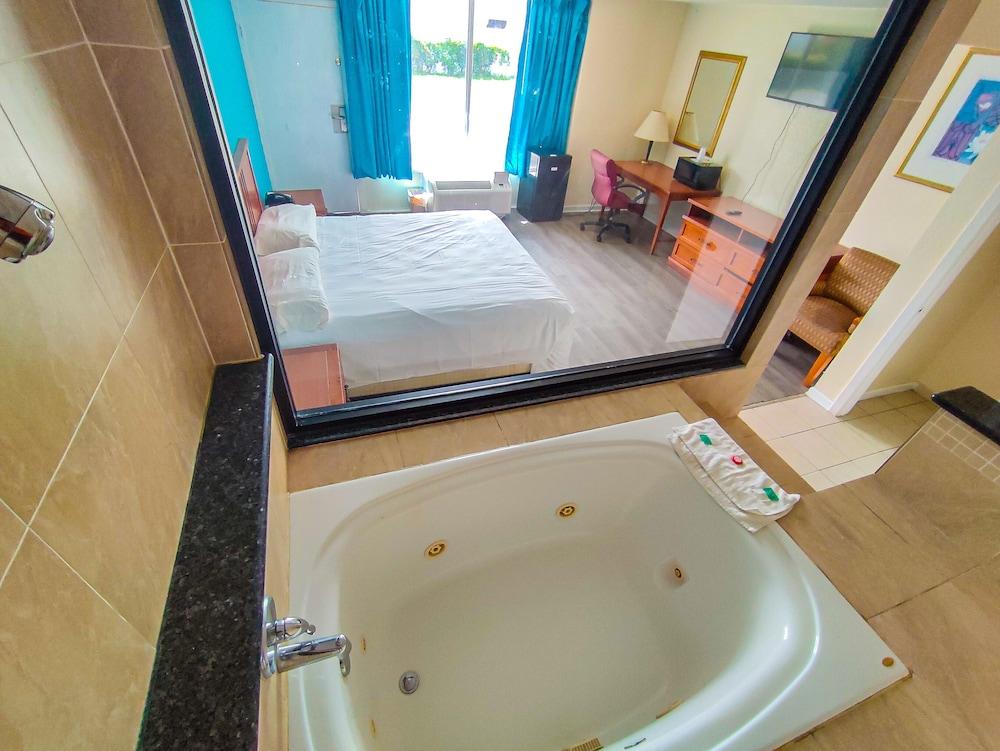 Clover Inn & Suites photo 14