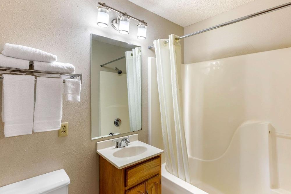 Econo Lodge Longmont East photo 34