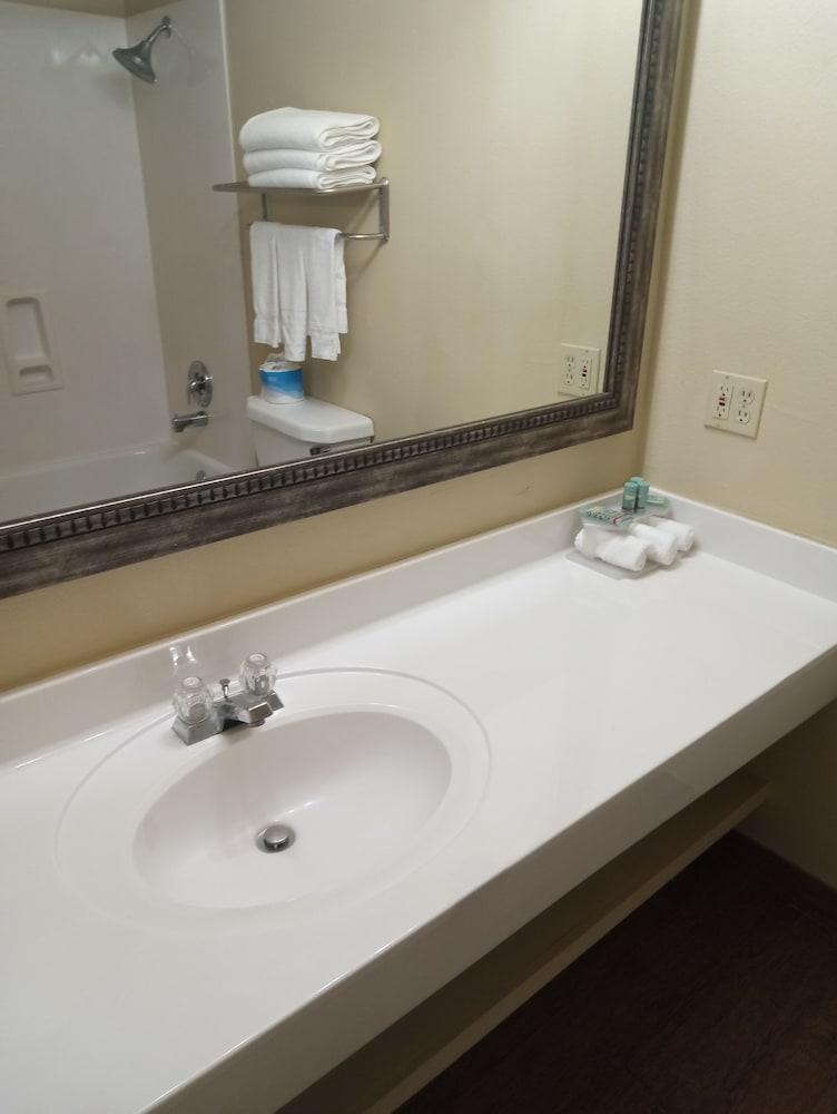 Sunday House Inn and Suites photo 15