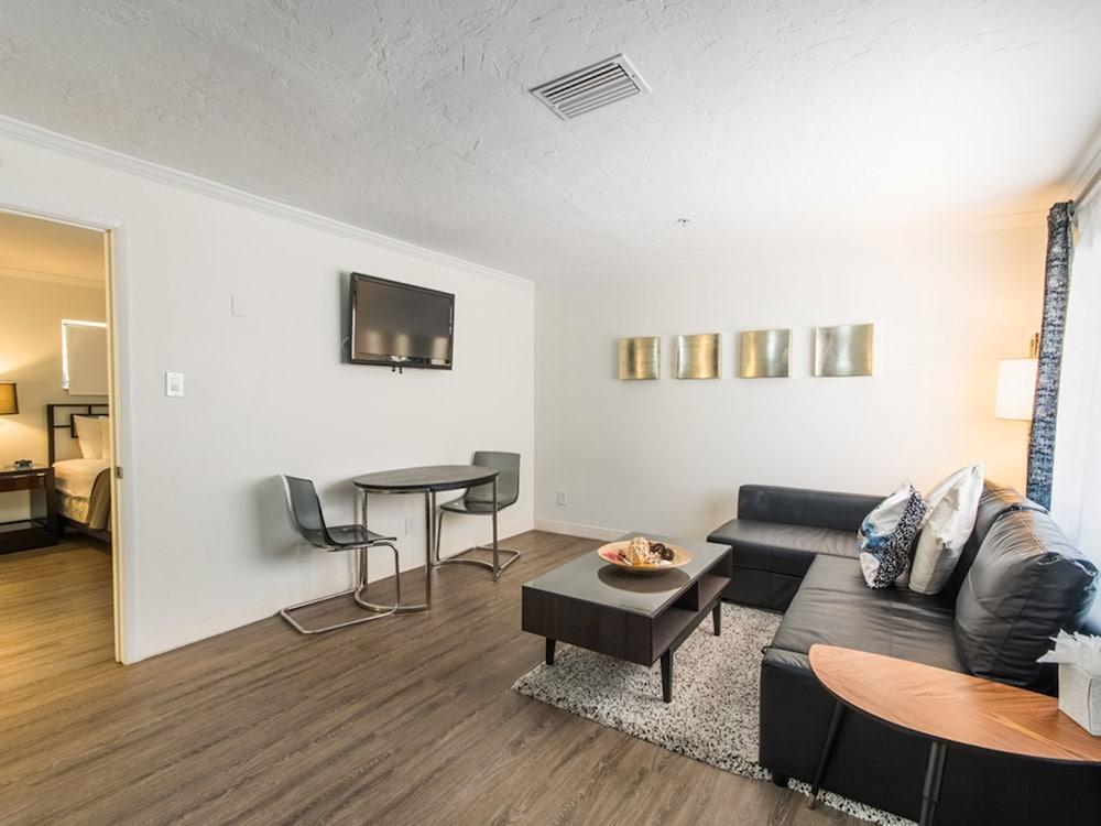 Hibiscus Suites - Gateway to Siesta Key photo 16