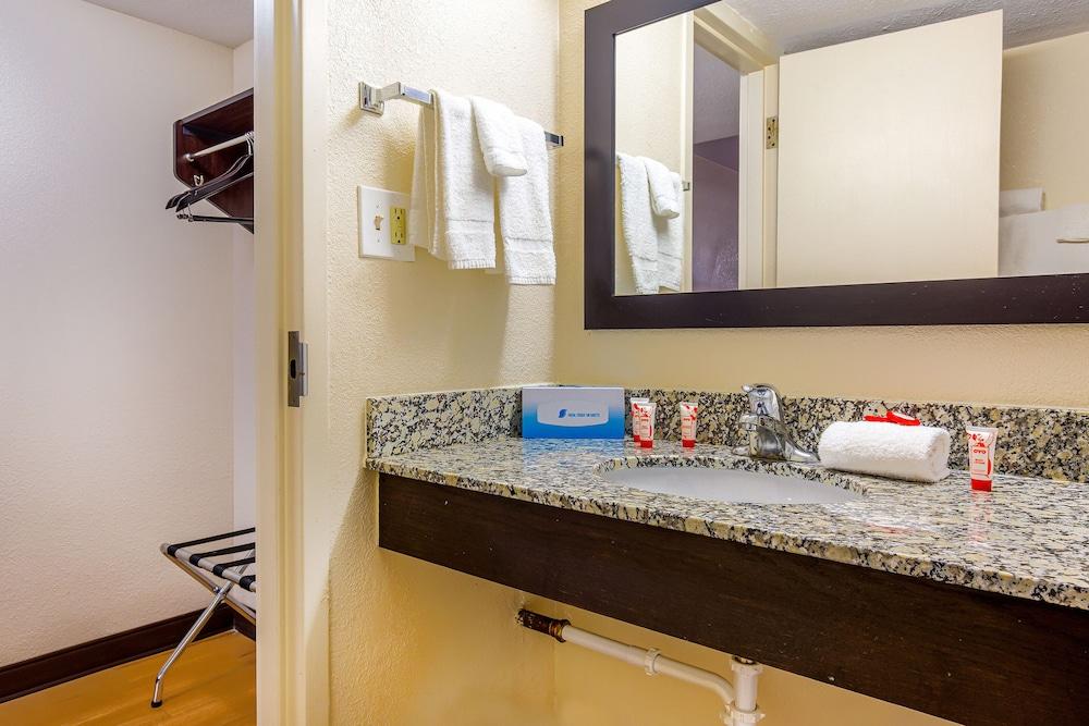 Americas Best Value Inn Moline photo 16