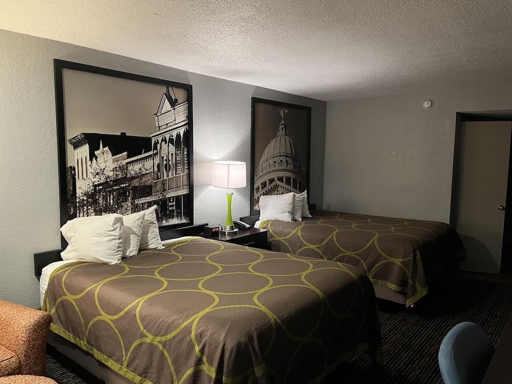 Super 8 by Wyndham Meridian photo 13