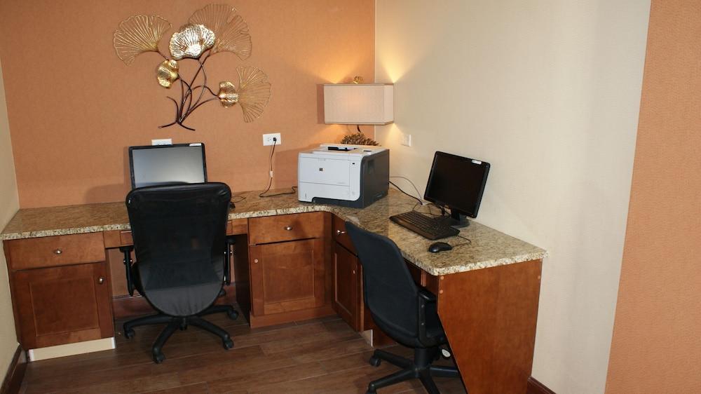 HomeTown Inn & Suites photo 21