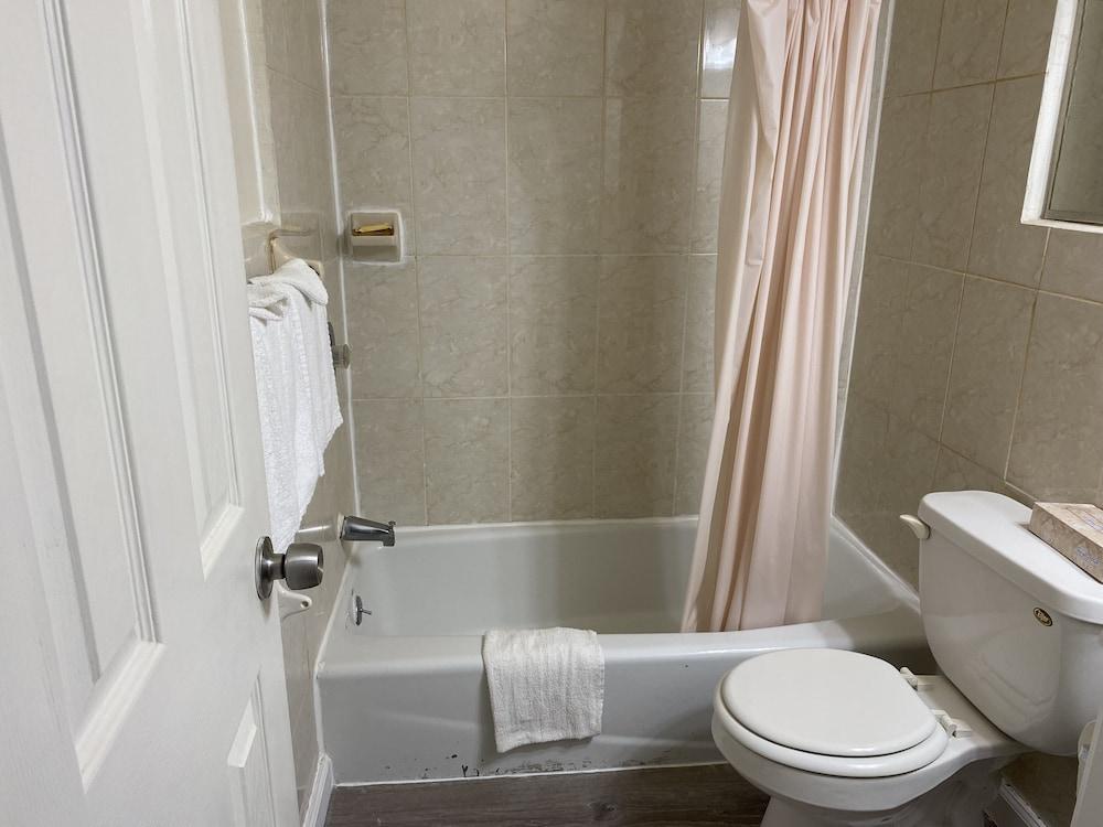 Red Carpet Inn & Suites photo 56