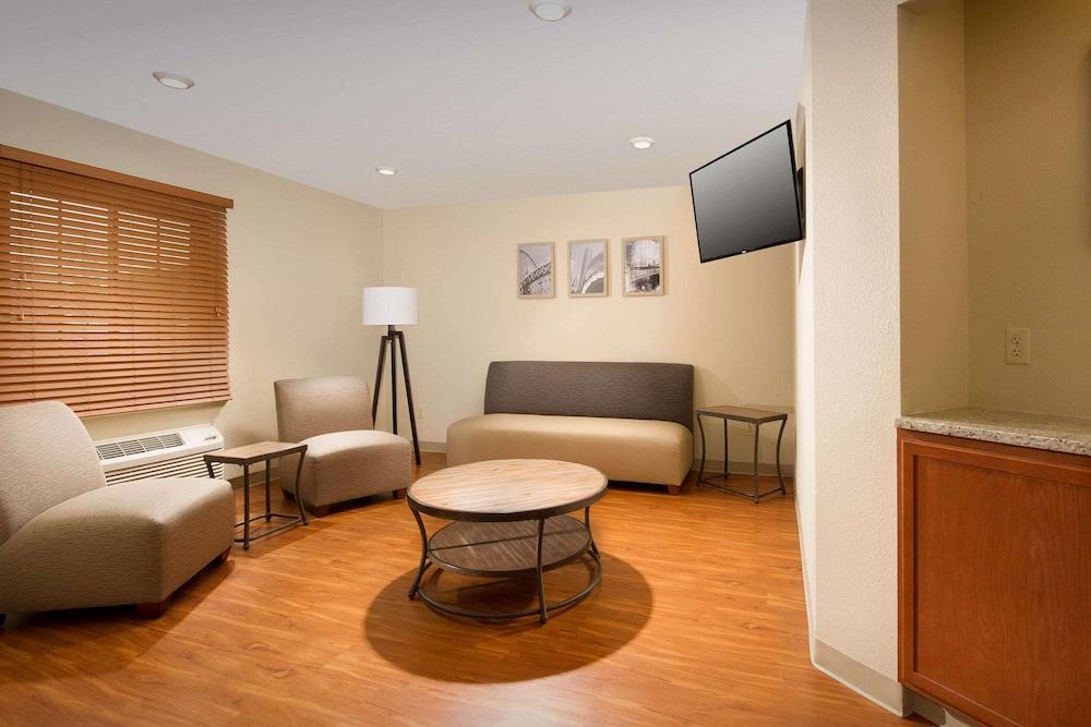 WoodSpring Suites Chicago Romeoville photo 2