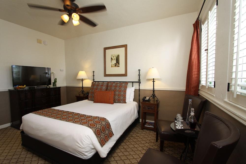 Cypress Inn photo 8