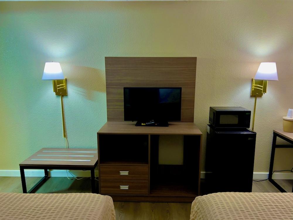 Econo Lodge Willowbrook photo 5