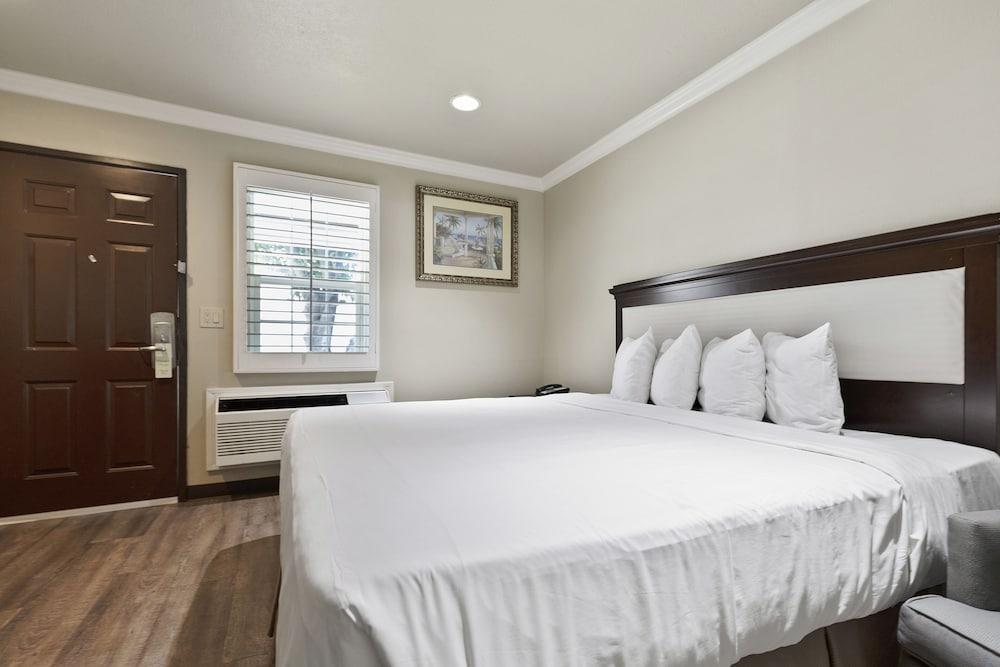Le Blanc Inn & Suites photo 54