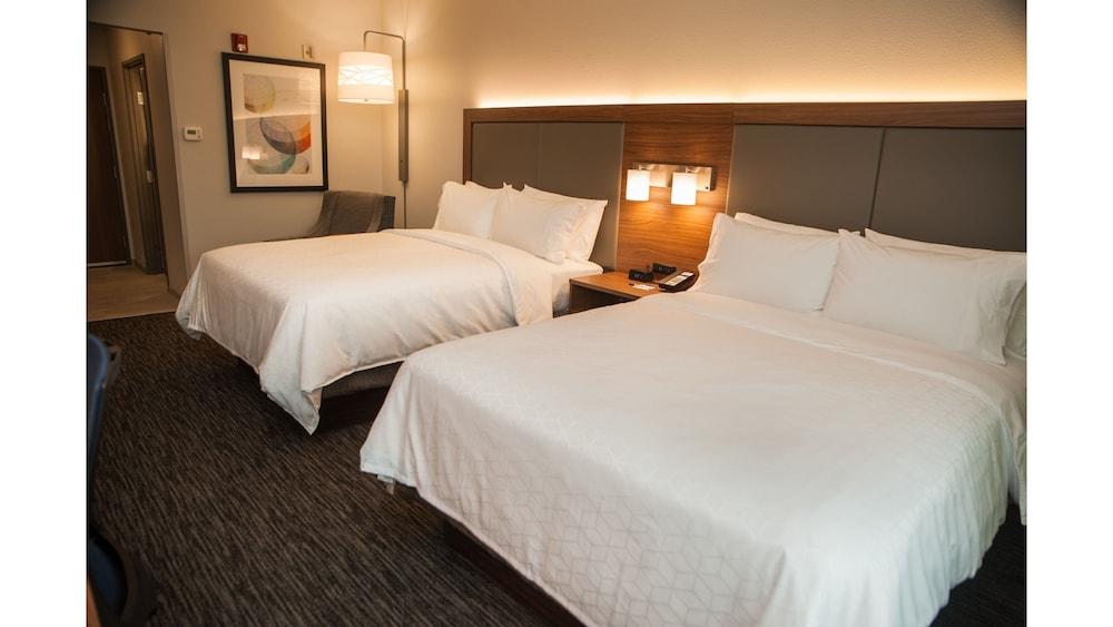 Holiday Inn Express & Suites Norfolk by IHG photo 2