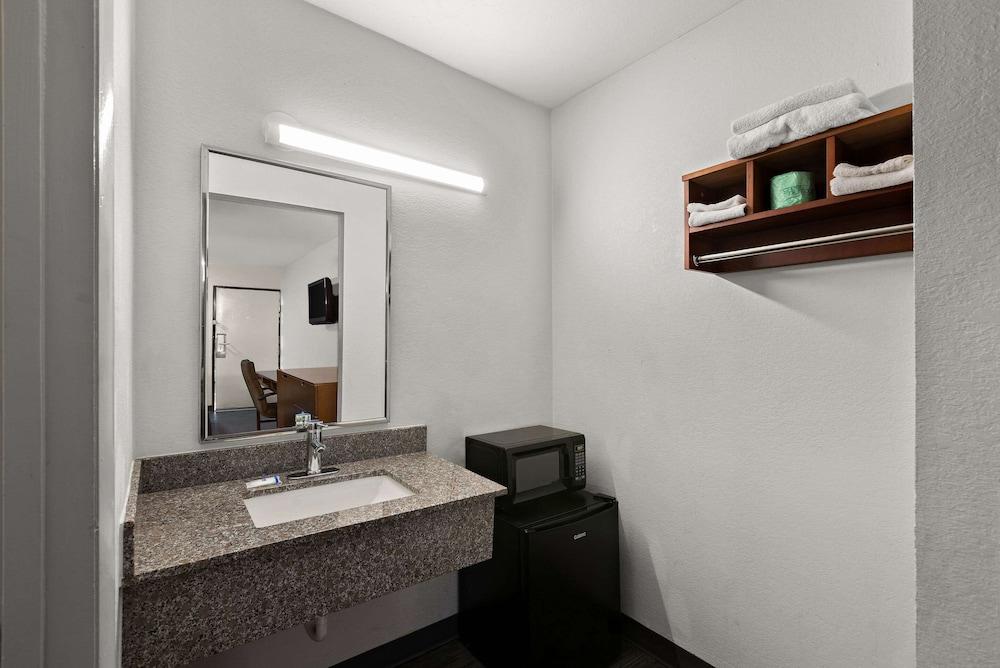 Rodeway Inn Commerce photo 24