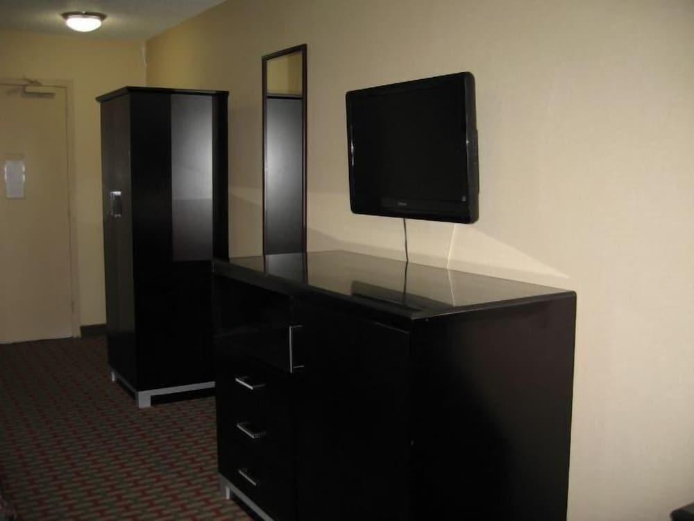 Townhouse Inn & Suites photo 29