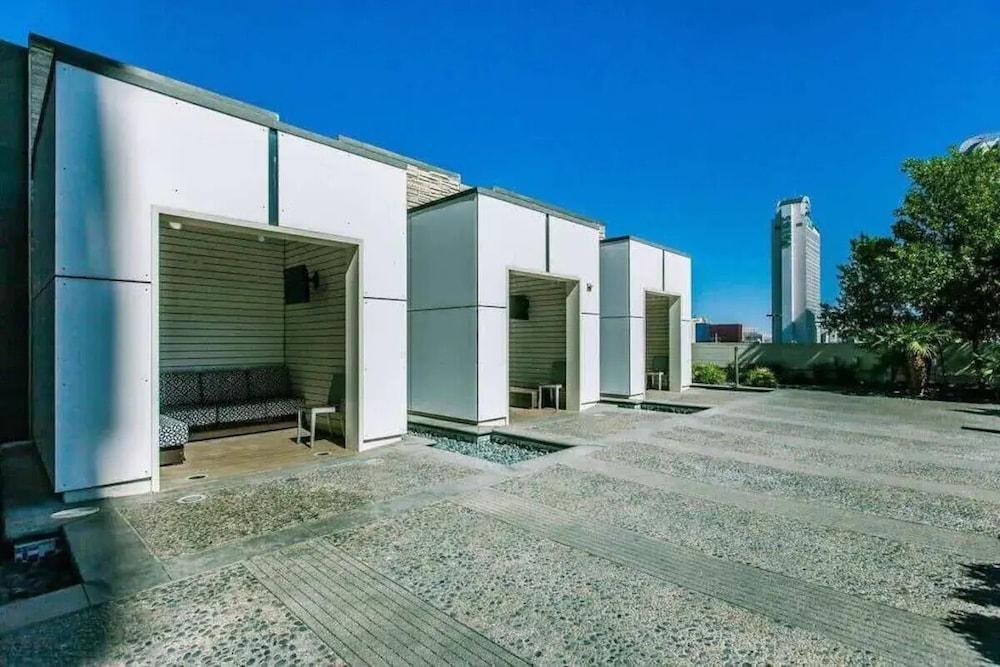 One Bedroom | 1.5 Baths & Living Room | Jet Tub – Palms Place StripSuite photo 19