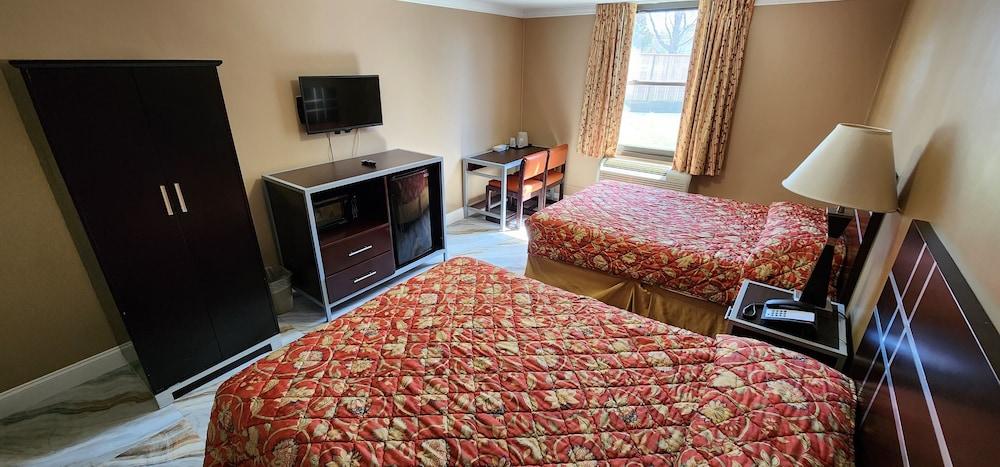 Townhouse Inn & Suites photo 3