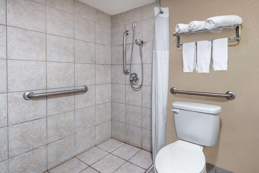 Days Inn by Wyndham Albion photo 12