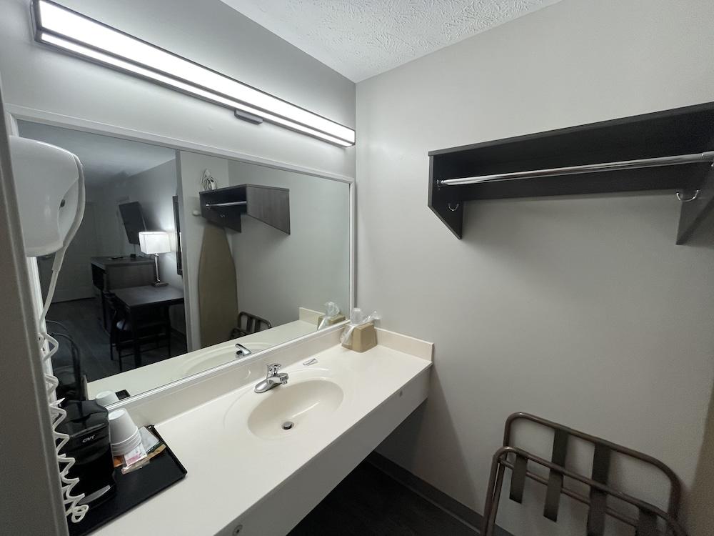 Embassy Inn photo 14