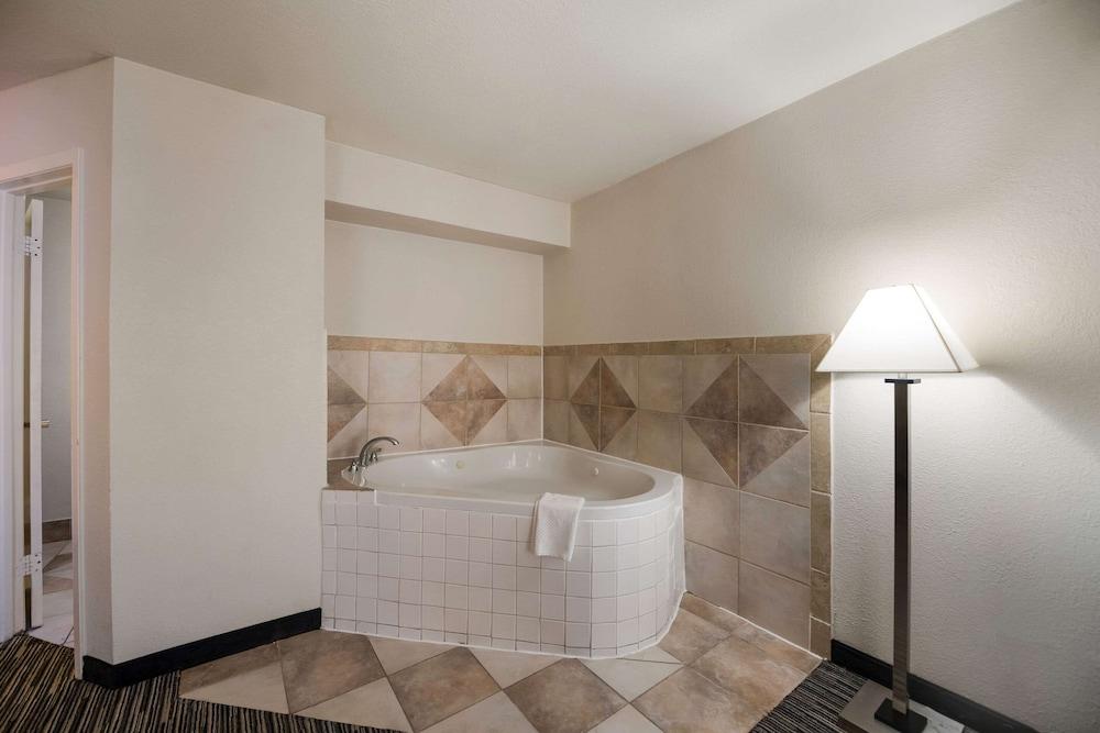 Quality Inn & Suites Lufkin photo 22
